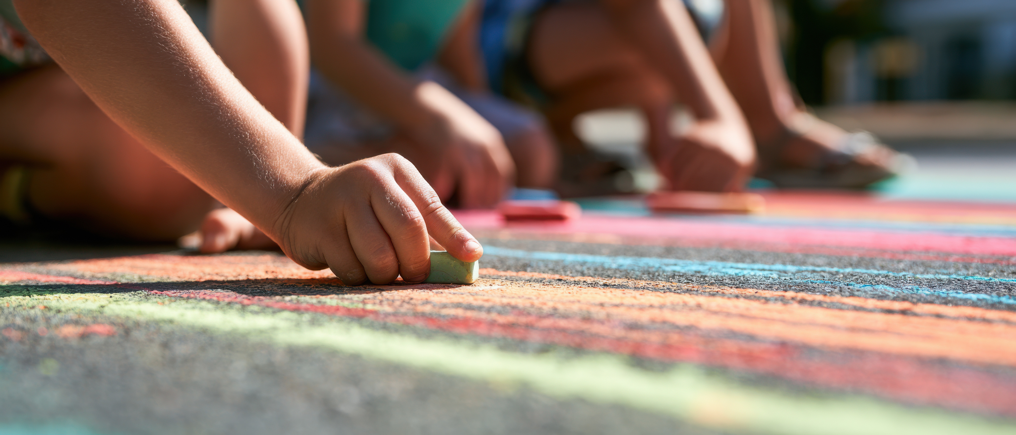 Immagine bambini che colorano